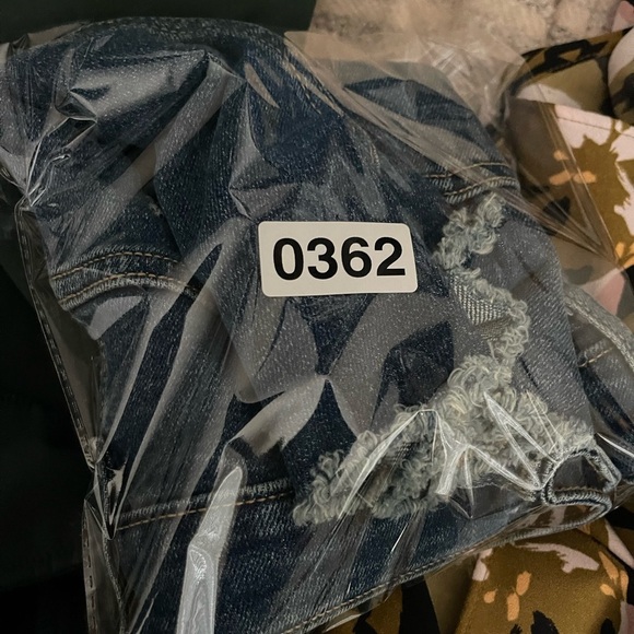 OLD NAVY Women’s Medium Wash High-Rise OG Cut-Off Jean Shorts Size 14 - Picture 9 of 9